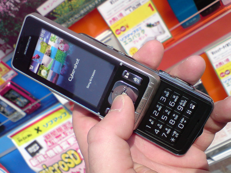 为什么日本人喜欢用手机发邮件而不是发短信？"Japanese phone" by kalleboo is marked with CC BY 2.0.